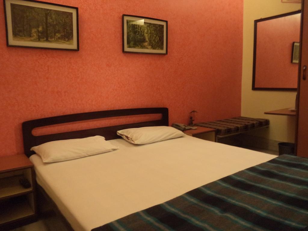 Hotel Esplanade Chambers Калькутта Номер фото